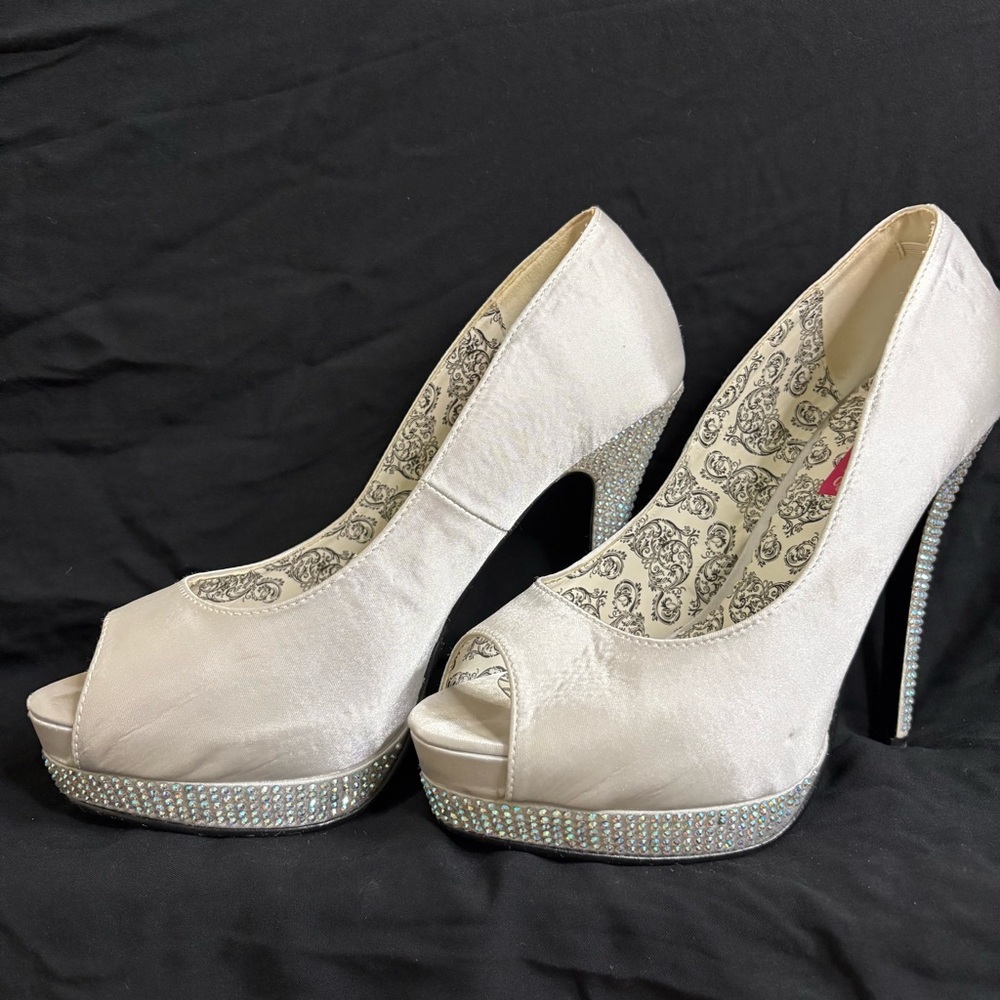 5 1/4" Silver Satin Peep Toe Platform Heels - Size: 8